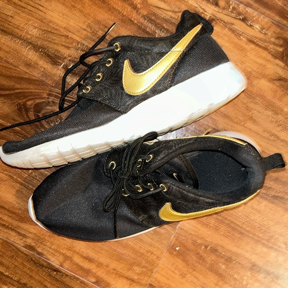 Nike roshe run shoes